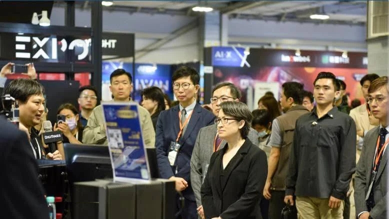 Khách tham quan tập trung tại gian hàng AIWin ở AI WAVE SHOW 2026, theo dõi phần demo AI trực tiếp trên màn hình