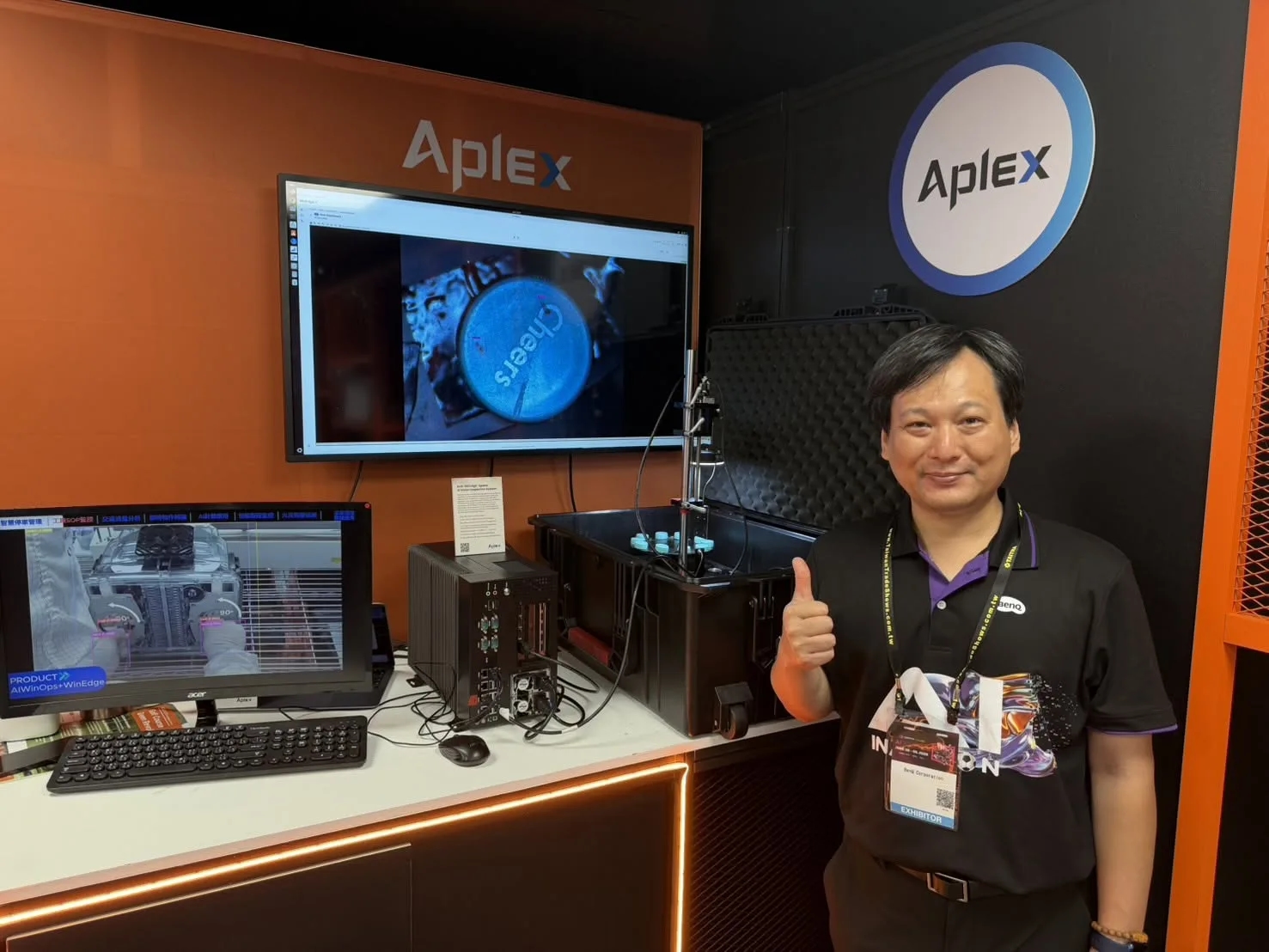 COMPUTEX 2026 APLEX 展區的慧穩科技 Demo Kit，螢幕顯示 AIWinOps + WinEdge 檢測畫面，參展人員比讚