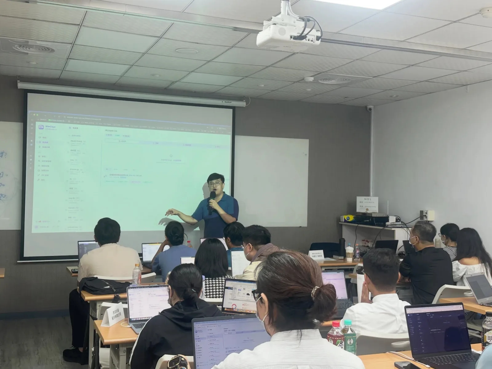 林彥文策略長以 WinChat 示範建立企業知識庫，學員在筆電上實作