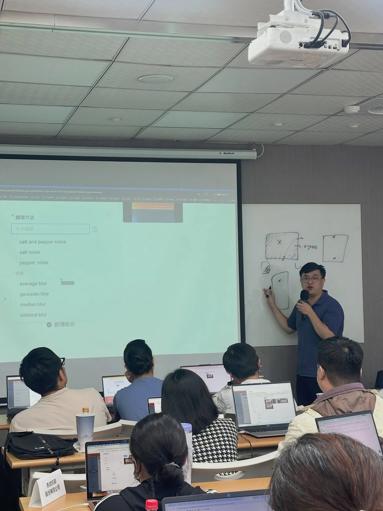TQF 食品製造 AI Agent 課程現場，林彥文策略長在白板講解影像資料擴增，學員以筆電跟著操作
