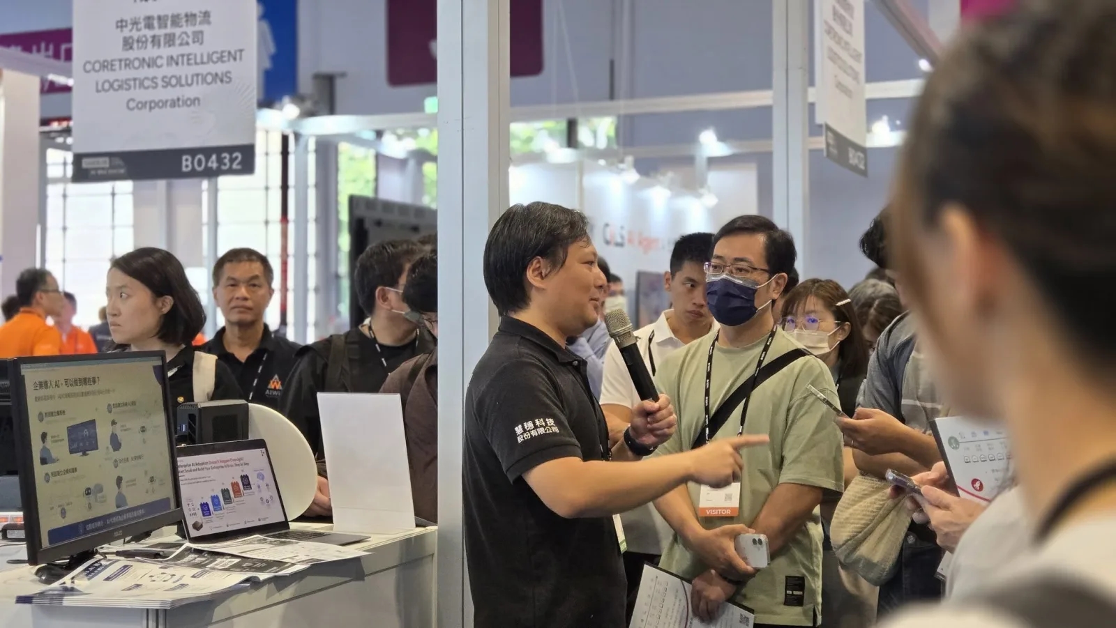 慧穩科技人員在攤位向來賓說明企業導入 AI 可以做到哪些事