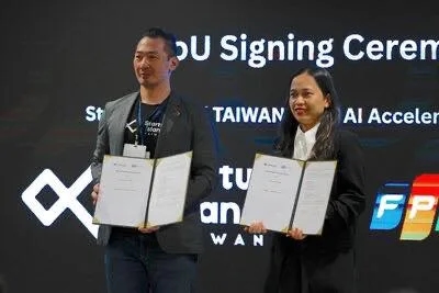 Startup Island TAIWAN 与 FPT AI Factory 的合作备忘录签署仪式,双方代表手持签署文件合影