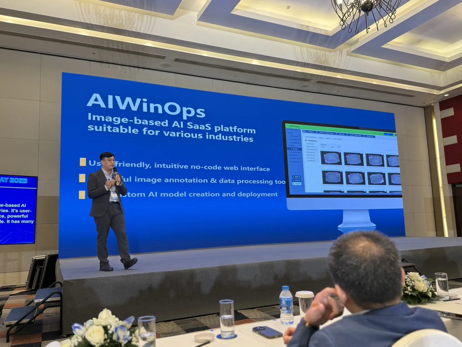 慧穩科技講者在研討會台上介紹 AIWinOps 影像 AI SaaS 平台
