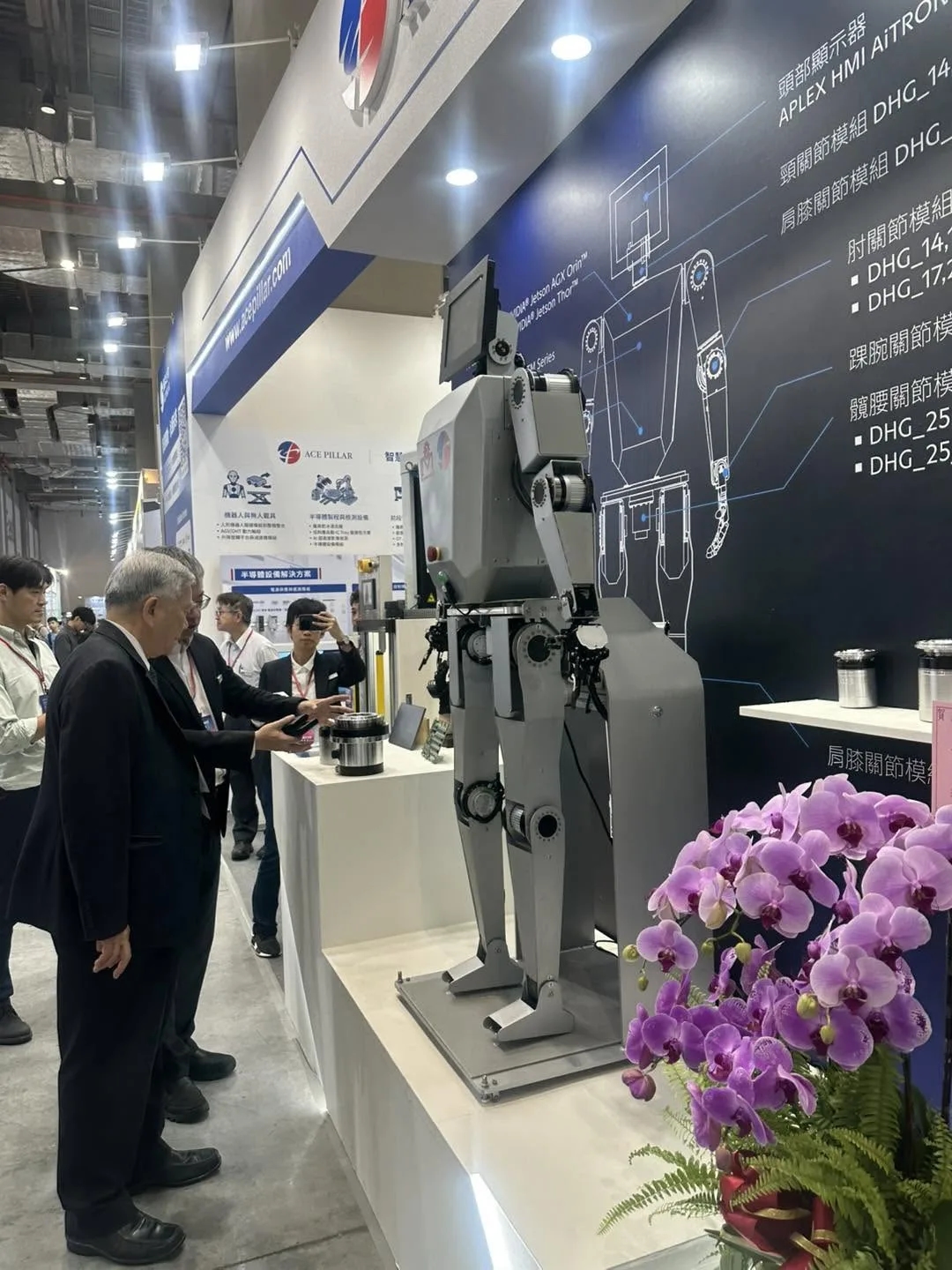 展會現場展出的人形機器人,吸引來賓駐足聆聽解說