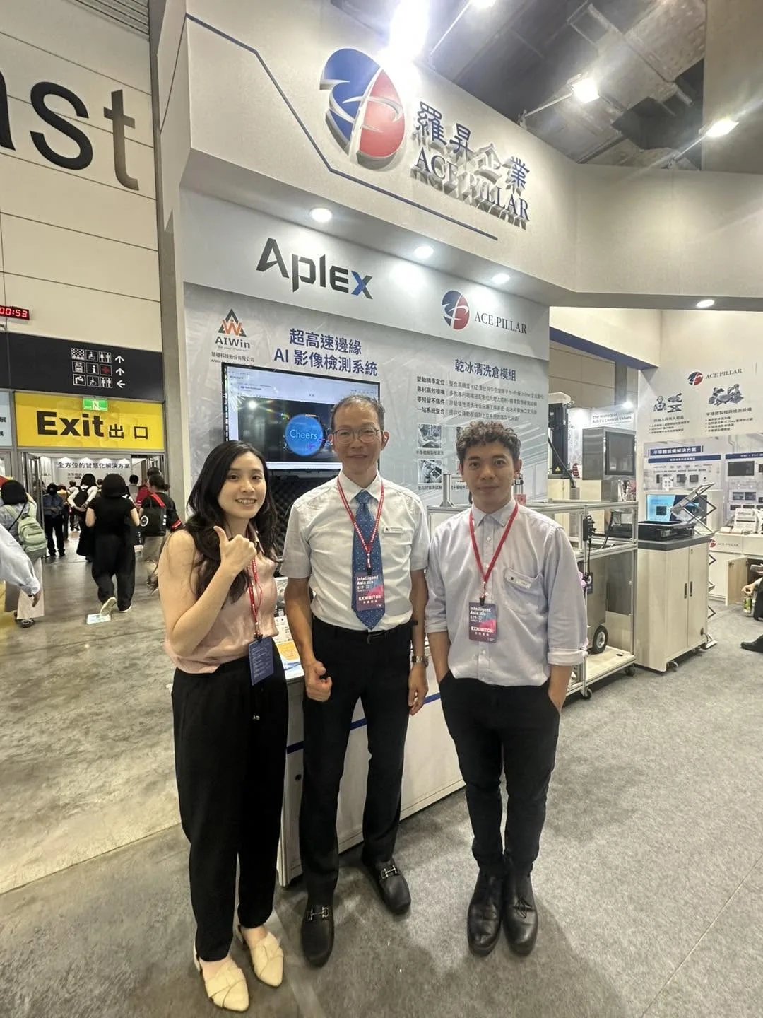 參展人員在慧穩科技 × 維田科技 APLEX 共同展區前合影