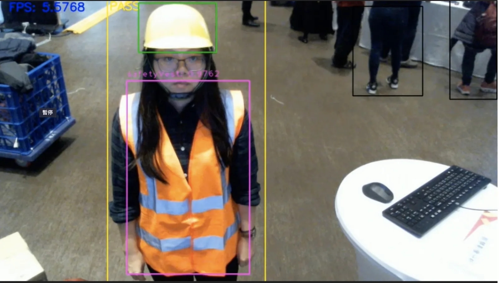 AI 影像辨識工安穿戴偵測示範:畫面框出安全帽與反光背心,判定 PASS