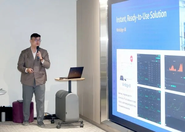 慧穩科技讲者以 WinEdge-BI 演示文稿介绍开箱即用的 AI 解决方案