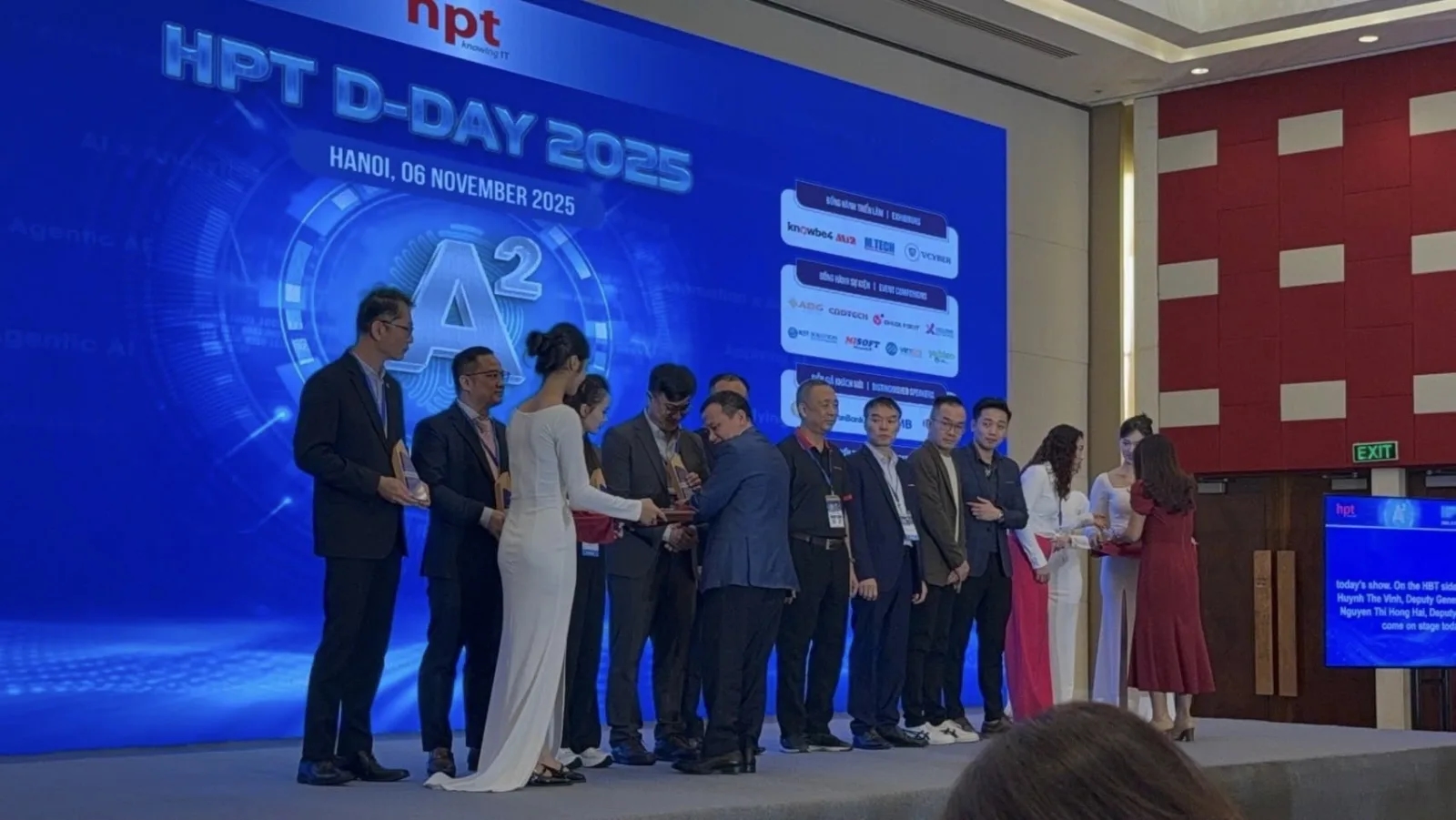 Các đối tác nhận giải trên sân khấu lễ trao giải HPT D-Day 2025 tại Hà Nội