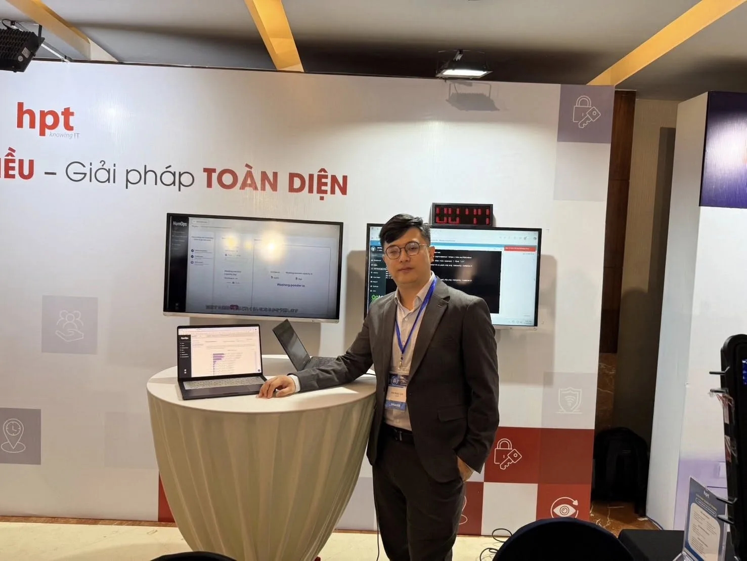 AIWin trình diễn giải pháp AI tại gian hàng HPT D-Day 2025 ở Hà Nội, Việt Nam