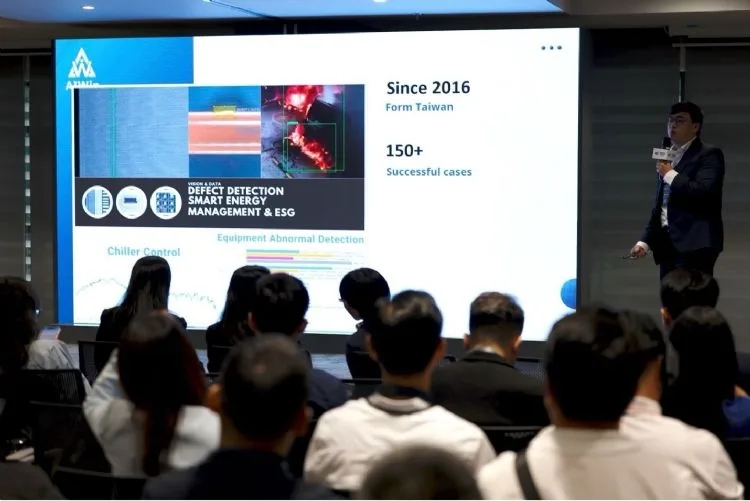 慧穩科技向与会者介绍 AI 方案:2016 年创立于台湾、150+ 成功案例,涵盖瑕疵检测与智能能源管理