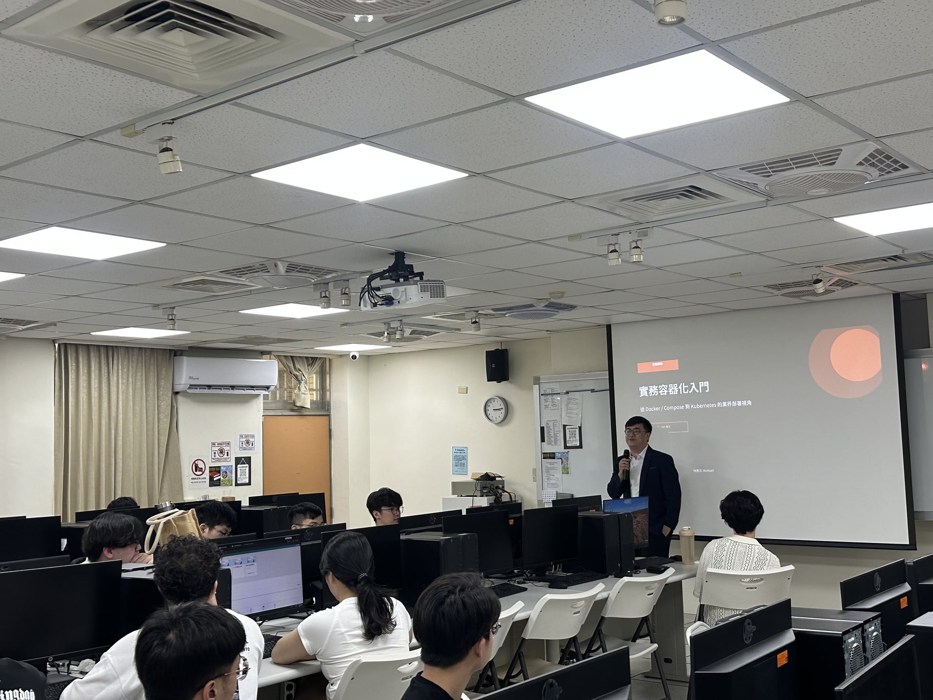 AI 應用操作路徑:電腦教室實作課,學員跟著講師操作 AI 工具