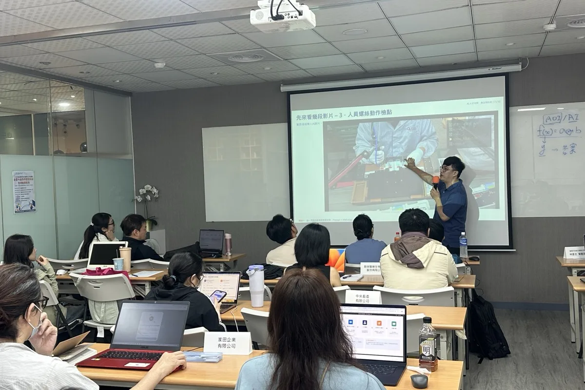 企業專班內訓：講師在企業課堂以實際案例帶學員操作