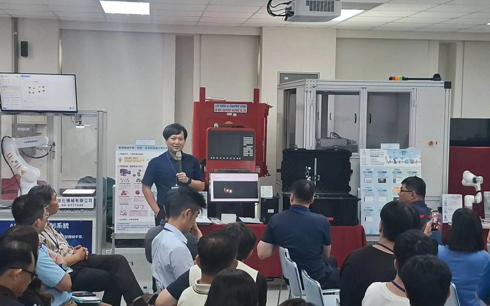 影像辨識與 AOI 檢測理論班:講師在工業設備與機器手臂旁進行現場授課