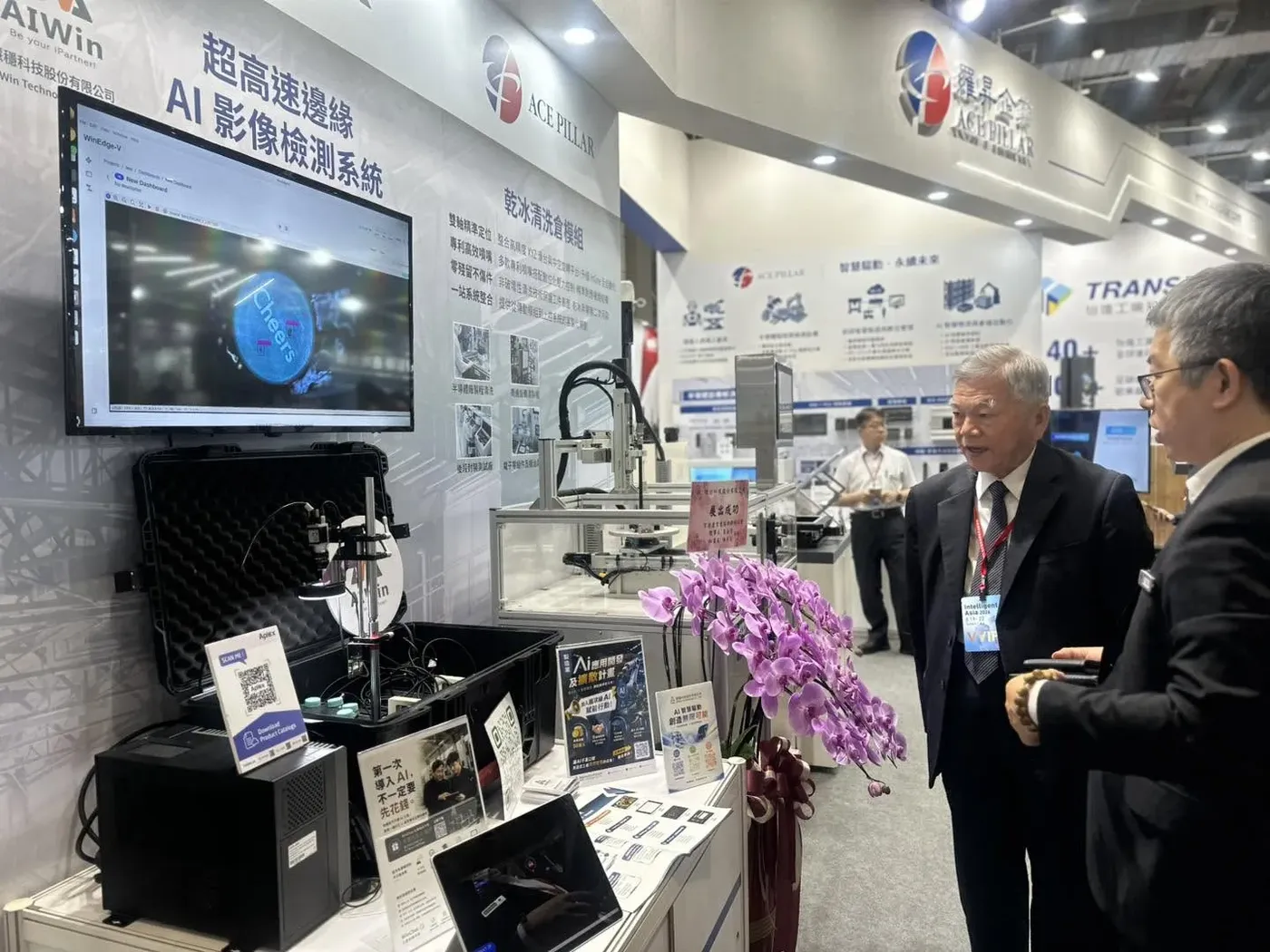 2026 台北自動化展慧穩科技展區:超高速邊緣 AI 影像檢測系統即時檢測瓶蓋,來賓駐足聆聽解說