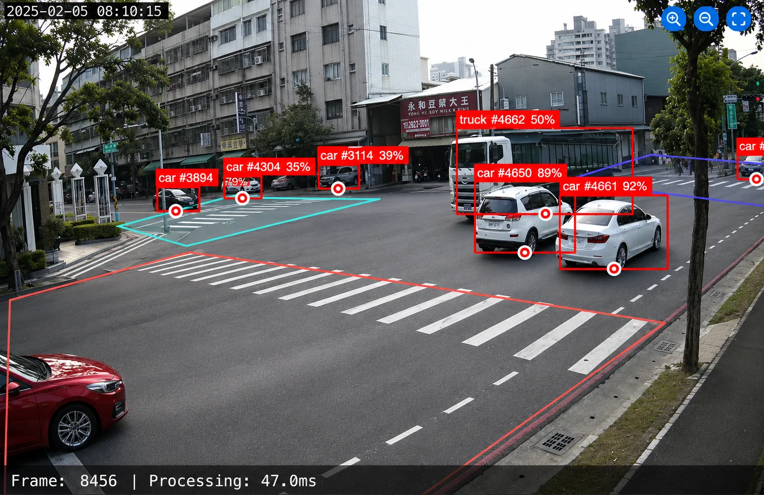 路口監控畫面以框線標示每輛車並顯示辨識信心值與處理耗時